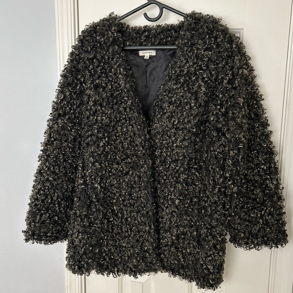 🔥NWOT🔥 Classy, Elegant, Fun, Soft Winter Coat, Jacket with Pockets